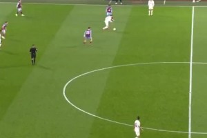 珍贵影像：弗格森爵士目送球队走出球员通道